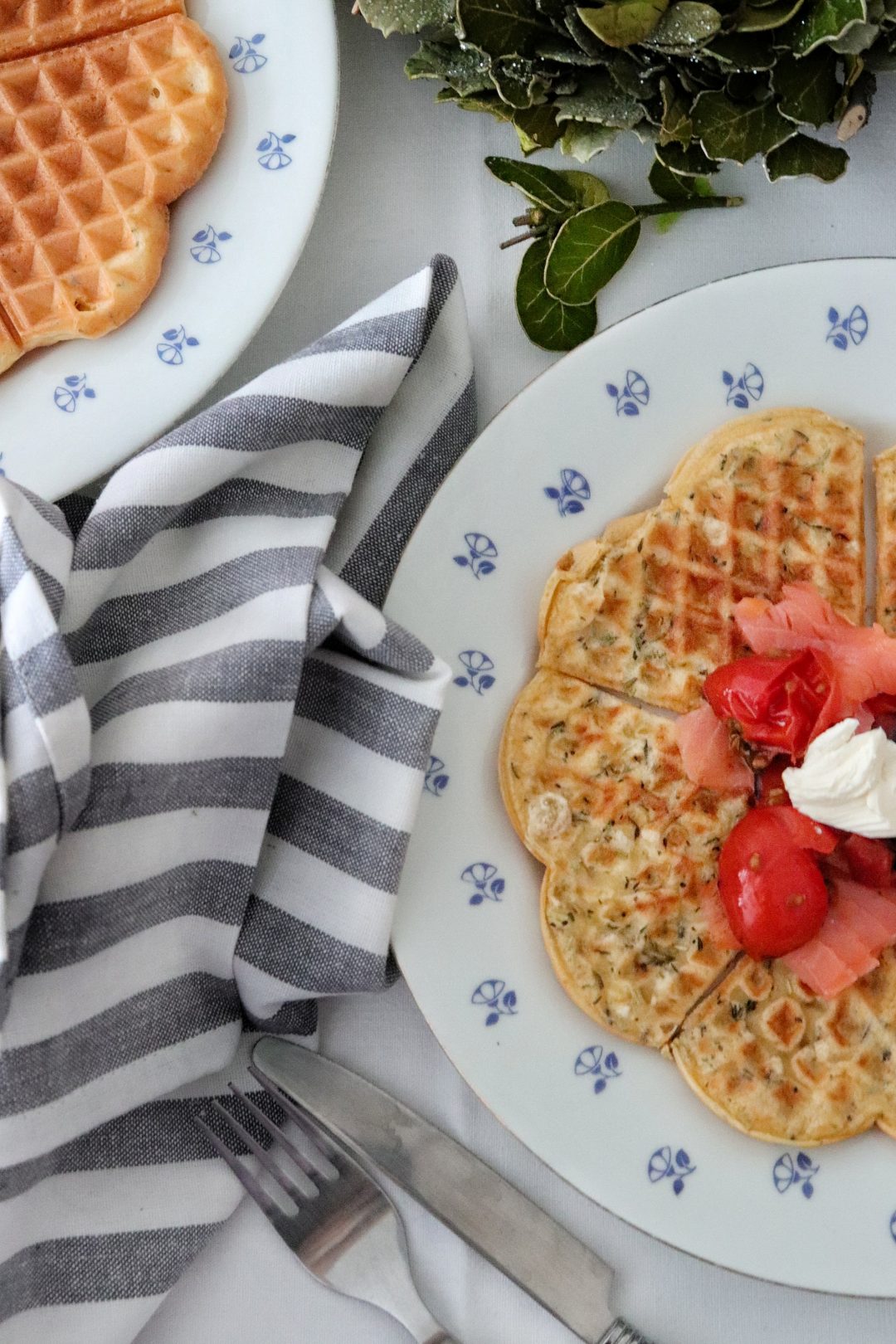 Slané wafle s lososom a opekanými paradajkami