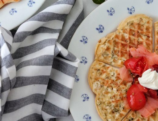 Slané wafle s lososom a opekanými paradajkami