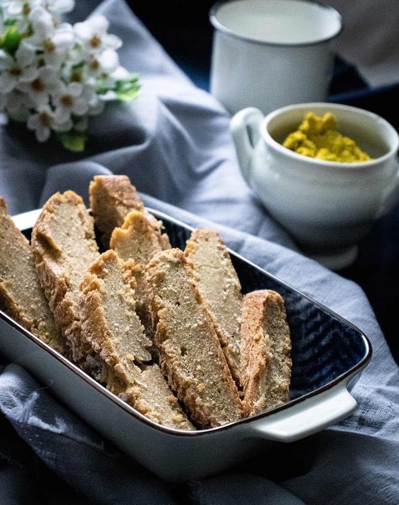 Bezlepkový kváskový chlebík s domácou hráškovou pomazánkou